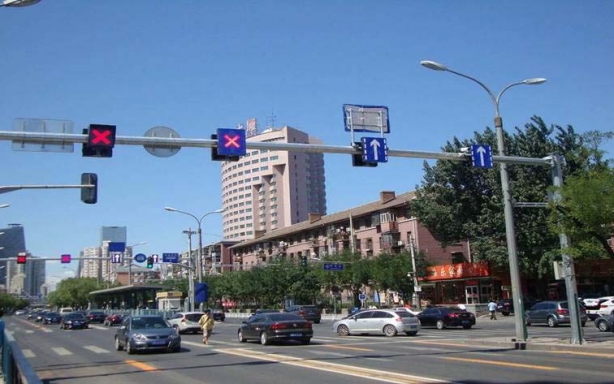 北京朝陽(yáng)路潮汐車道